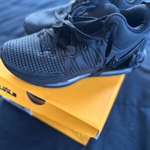 Nike Lebron Witness VII Size 7.5